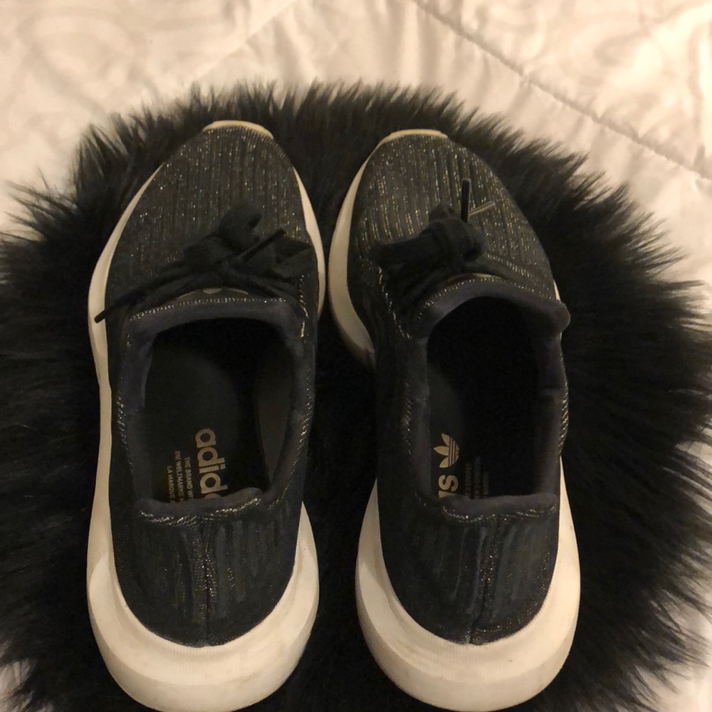 Adidas Runners Black/Gold - size 8